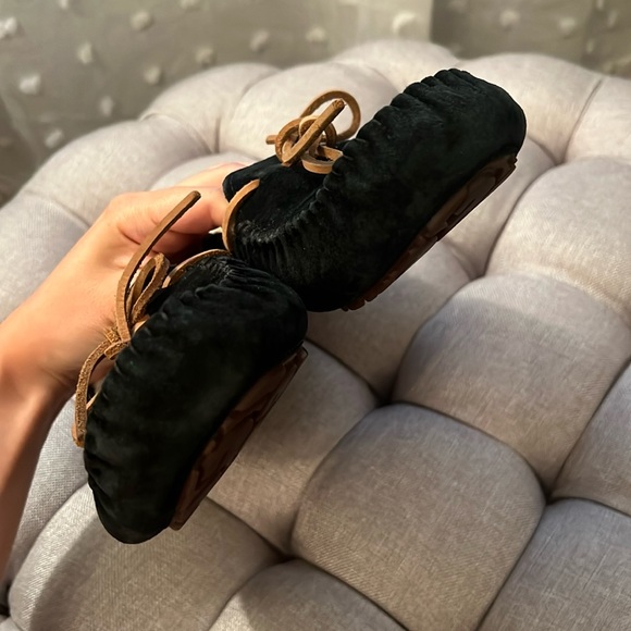 UGG Size 6 Dakota Slipper in Black - Picture 5 of 12